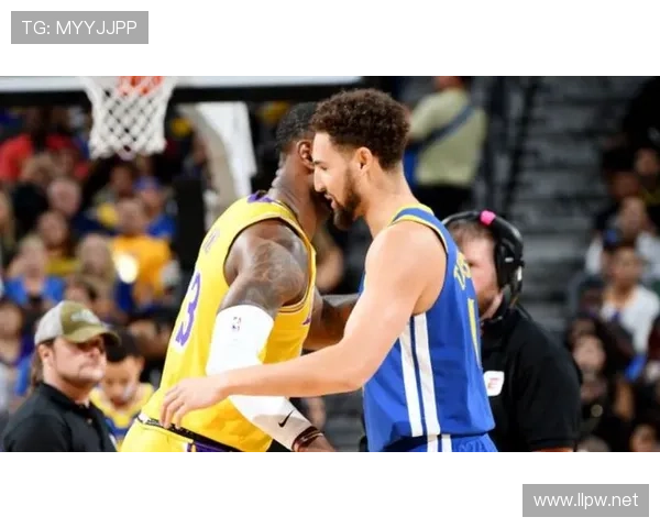 [NBA]詹姆斯宝刀未老 冲击篮筐双手暴扣.